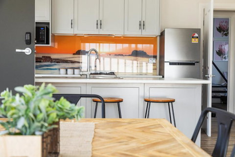 Luxury Apartments And Motel Rooms - Free Wifi - Close To Beach - Lightning Ridge Tourism 2