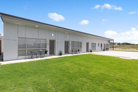 Luxury Apartments And Motel Rooms - Free Wifi - Close To Beach - Lightning Ridge Tourism 1