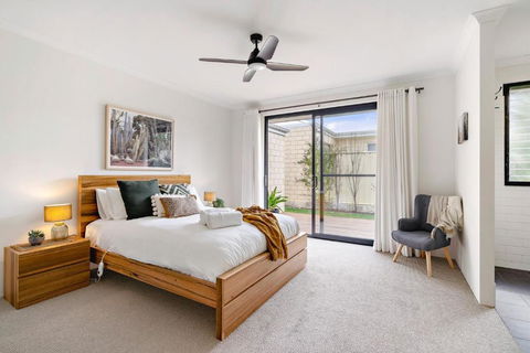 MAINBREAK - DUNSBOROUGH - Lightning Ridge Tourism 1