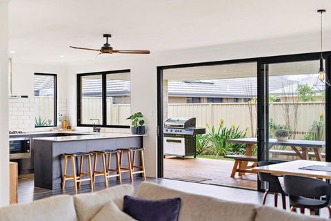 MAINBREAK - DUNSBOROUGH - Lightning Ridge Tourism 2