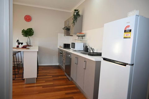 Mawson Red - Free Pool Access -Onsite Parking-Netflix-5 Mins To Mawson Interchange - Lightning Ridge Tourism 1