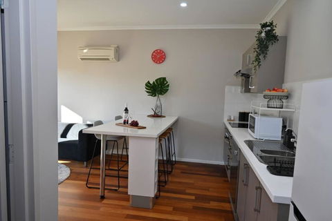 Mawson Red - Free Pool Access -Onsite Parking-Netflix-5 Mins To Mawson Interchange - Lightning Ridge Tourism 2