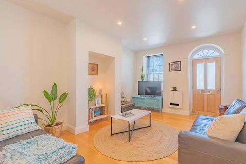 MELVINGTON BOUTIQUE APARTMENT IN HOBART CBD O - Lightning Ridge Tourism 0