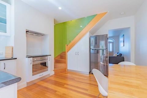 MELVINGTON BOUTIQUE APARTMENT IN HOBART CBD O - Lightning Ridge Tourism 2
