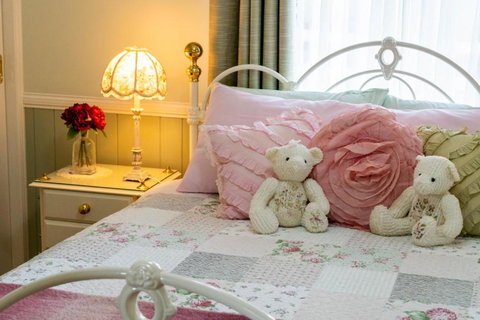 Milford Country Cottages - Lightning Ridge Tourism 1