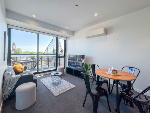 Modern 2B Apartment With City Views - Lightning Ridge Tourism 3