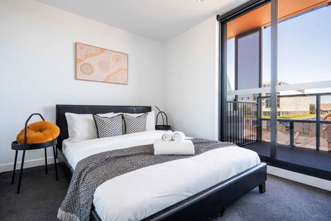 Modern 2B Apartment With City Views - Lightning Ridge Tourism 1