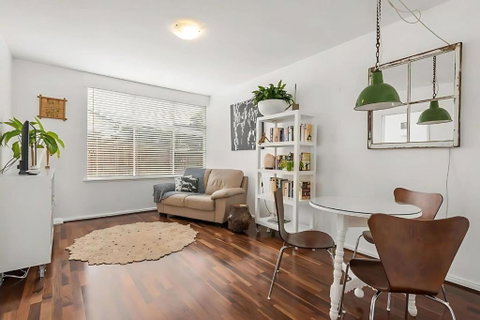 Modern City-Fringe Apartment In New Town - Lightning Ridge Tourism 0
