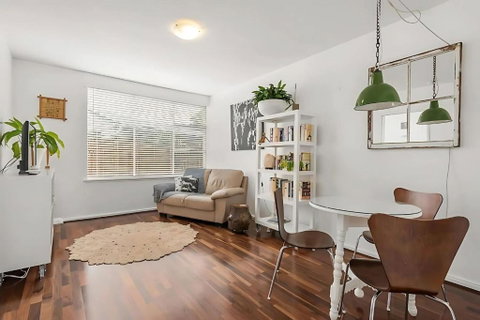 Modern City-Fringe Apartment In New Town - Lightning Ridge Tourism 2