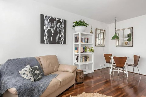 Modern City-Fringe Apartment In New Town - Lightning Ridge Tourism 1