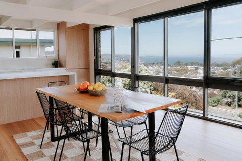 Modern Home Overlooking River - Lightning Ridge Tourism 0