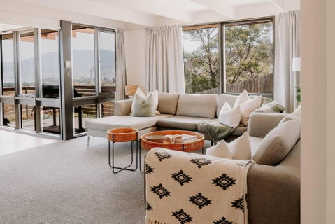 Modern Home Overlooking River - Lightning Ridge Tourism 1