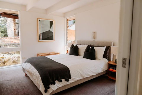 Modern Home Overlooking River - Lightning Ridge Tourism 2