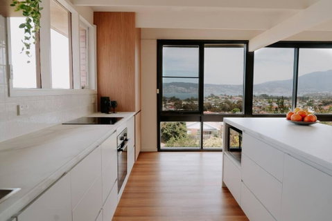 Modern Home Overlooking River - Lightning Ridge Tourism 3