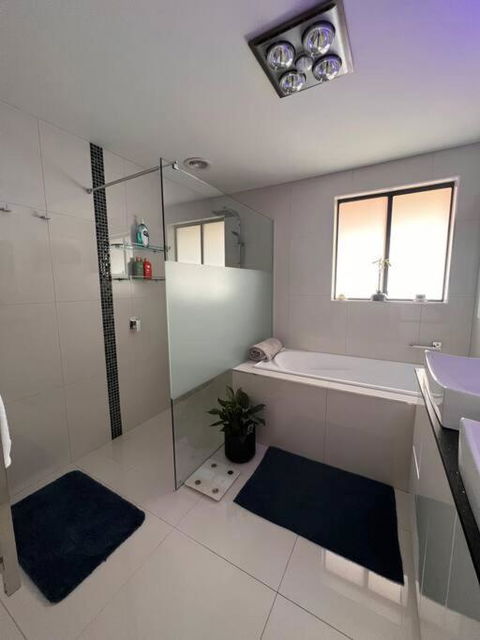 Modern Light Filled Home Near Beaches - Lightning Ridge Tourism 1