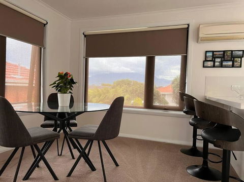 Modern Light Filled Home Near Beaches - Lightning Ridge Tourism 3