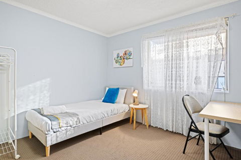 Modern Private Single Room - Centrally Located At Liverpool - Shared Bathroom - Lightning Ridge Tourism 0