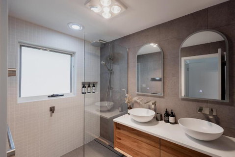 Modern Refurbished Unit In Charming Bellerive - Lightning Ridge Tourism 1
