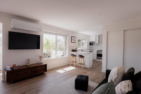 Modern Refurbished Unit In Charming Bellerive - Lightning Ridge Tourism 2