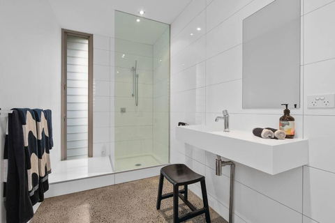 Modern Studio With Sweeping Views - Lightning Ridge Tourism 1
