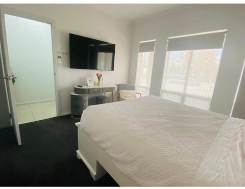 Modern Private Room With Ensuite - Lightning Ridge Tourism 1