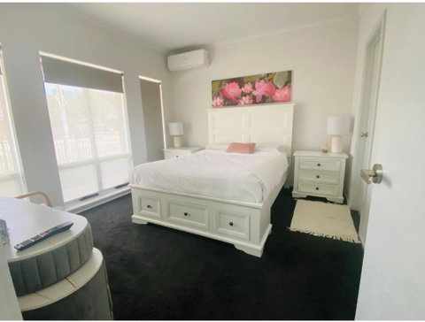 Modern Private Room With Ensuite - Lightning Ridge Tourism 0