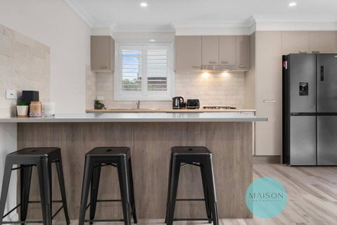 Modern Townhouse In The Heart Of Adamstown - Lightning Ridge Tourism 0
