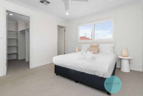 Modern Townhouse In The Heart Of Adamstown - Lightning Ridge Tourism 1