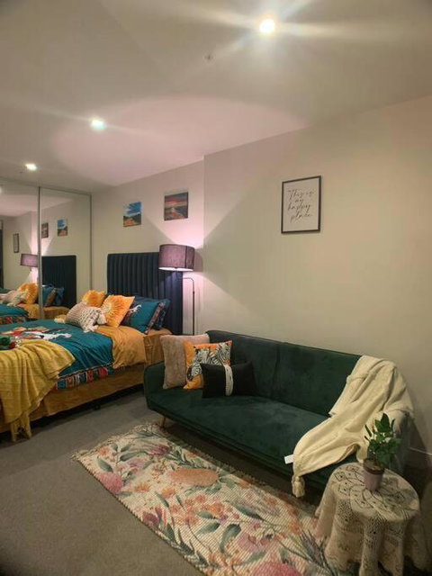 Near Everything! CBD Family APT - Lightning Ridge Tourism 2