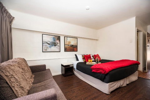 Motel Oasis - Lightning Ridge Tourism 1