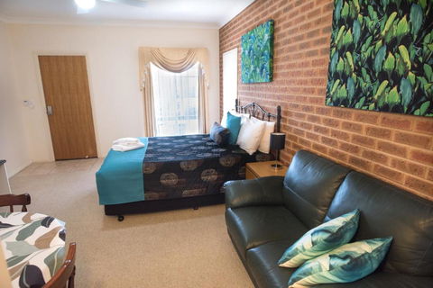 Motel Views Yackandandah - Lightning Ridge Tourism 3