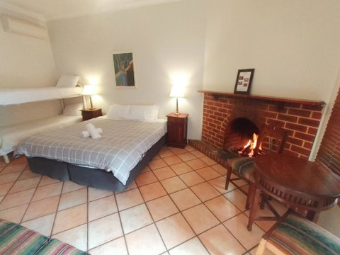 Mundaring Weir Hotel - Lightning Ridge Tourism 3