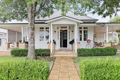 Narraweema Guesthouse - Historic Luxury BnB Retreat - Lightning Ridge Tourism 1