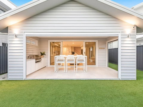 Nautilus Ocean Breeze - Lightning Ridge Tourism 0