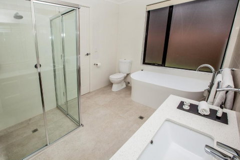 Neagles Retreat Villas - Lightning Ridge Tourism 2