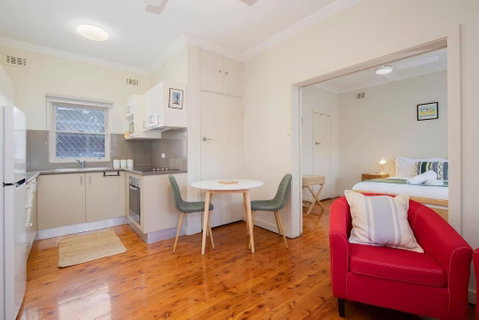 Newcastle Nook - Convenient Comforts In The CBD - Lightning Ridge Tourism 3