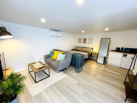 Newly Renovated Contemporary Private Studio Near Hobart CBD And Airport - Lightning Ridge Tourism 0