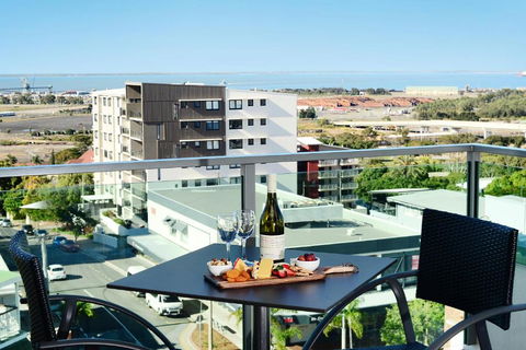 Oaks Gladstone Grand Hotel - Lightning Ridge Tourism 0
