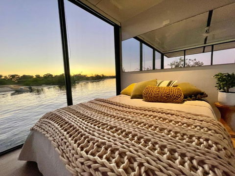 Oasis Noosa - Luxury Floating Eco Villas - Lightning Ridge Tourism 2