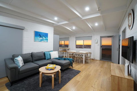 OCEA84 - Quinns Beach Shack: Ocean Views - Lightning Ridge Tourism 0