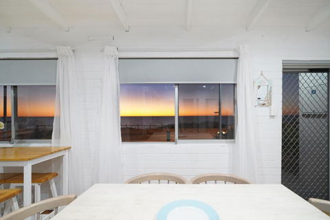 OCEA84 - Quinns Beach Shack: Ocean Views - Lightning Ridge Tourism 1