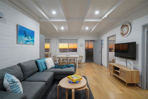 OCEA84 - Quinns Beach Shack: Ocean Views - Lightning Ridge Tourism 3