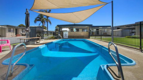 Ocean Bridge Lakes Entrance - Lightning Ridge Tourism 0
