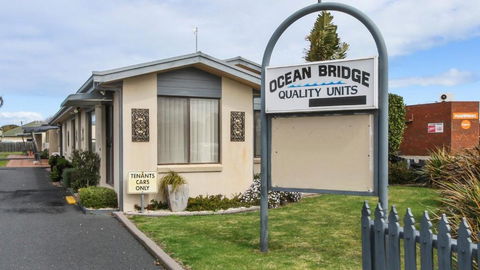 Ocean Bridge Lakes Entrance - Lightning Ridge Tourism 1