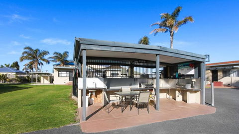 Ocean Bridge Lakes Entrance - Lightning Ridge Tourism 3