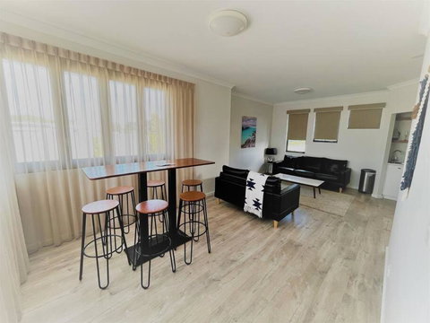 Ocean Escape Esperance - Lightning Ridge Tourism 0