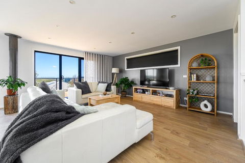 Ocean & Country Views, Spa, Pets Welcome, Fireplace - Your Ocean Oasis 10 Minutes To Phillip Island - Lightning Ridge Tourism 3
