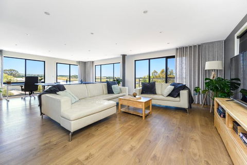 Ocean & Country Views, Spa, Pets Welcome, Fireplace - Your Ocean Oasis 10 Minutes To Phillip Island - Lightning Ridge Tourism 1