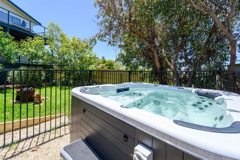 Ocean & Country Views, Spa, Pets Welcome, Fireplace - Your Ocean Oasis 10 Minutes To Phillip Island - Lightning Ridge Tourism 0