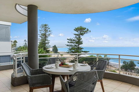Ocean Vista Escape - A Lofty Beachfront Penthouse - Lightning Ridge Tourism 1
